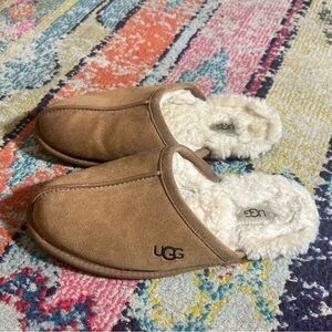 UGG scuff Brown Suede Slippers with Cream Lining size 9
